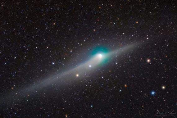 Green comet flaunts its tail in dazzling deep space photo