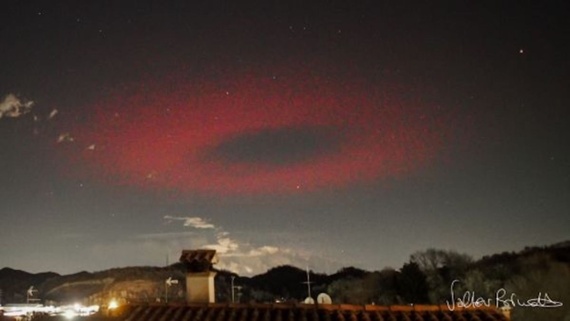 Eerie ring of red light flashes like a massive UFO