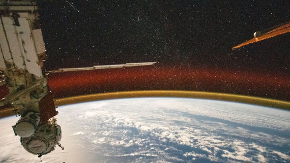 See Earth's atmosphere glow gold in gorgeous ISS photo