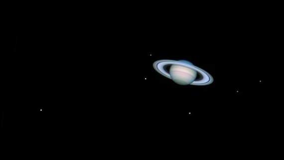 See the moon and Saturn meet up in the night sky tonight