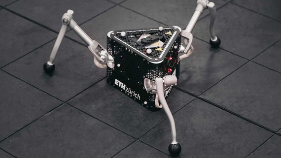 Little robot can hop in zero-gravity to explore asteroids