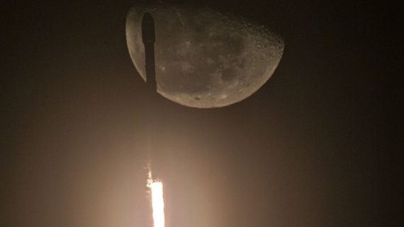 SpaceX Starlink launch grazes moon in gorgeous photos