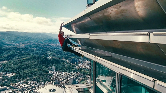 Alex Honnold in Skyscraper Live