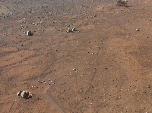 Mars helicopter spies Perseverance rover (stunning photo)