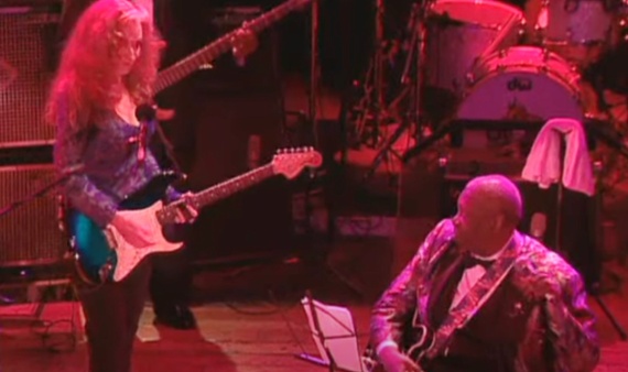 Watch Bonnie Raitt leave B.B. King in awe with a series of stunning slide solos at the House of Blues Chicago in 2004