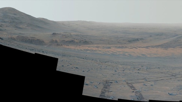 Perseverance rover gets stunning view of big Mars crater