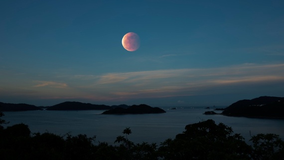 What time is the lunar eclipse on May 5?