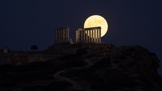 Sweet Strawberry Moon thrills stargazers around the world