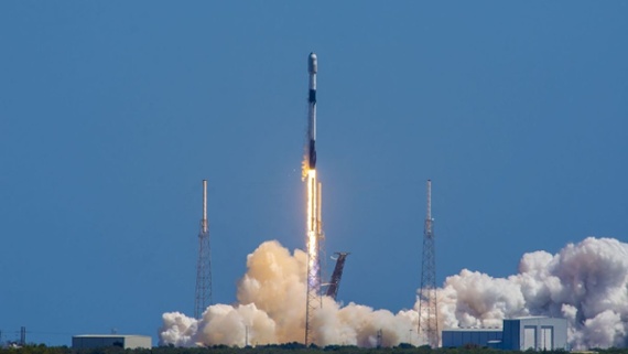 Watch SpaceX launch big telecom satellite to orbit tonight