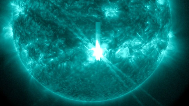 Biggest solar flare since 2017 erupts from sun (video)