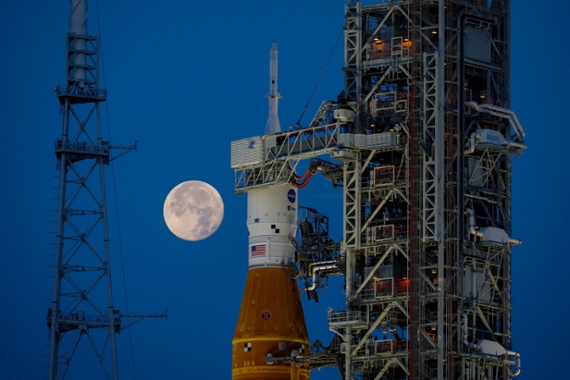 'Strawberry Supermoon' sparkles behind NASA's Artemis 1 moon rocket