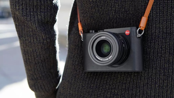 A tilting touchscreen could be added to the Leica Q3