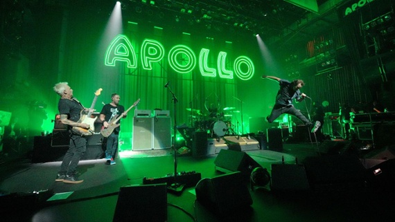 Pearl Jam 'travels' to Mars and beyond in cosmic Apollo Theater show (videos, photos)