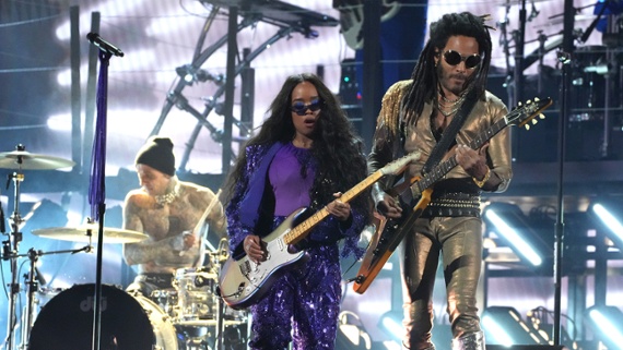 Watch H.E.R. team up with Lenny Kravitz, Travis Barker and more for a star-studded medley