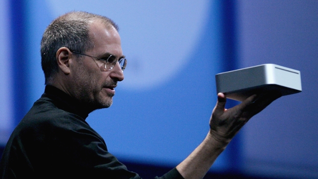 Steve Jobs shows off the Mac mini