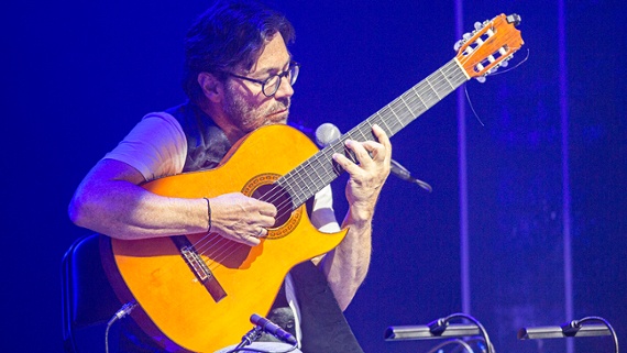 Al Di Meola is in stable condition after suffering a heart attack on stage