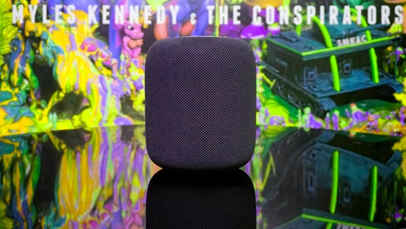 Siri slip points to a HomePod 2 with a display