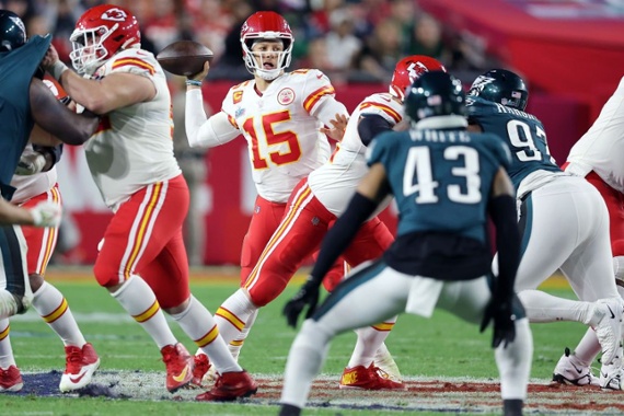 Mahomes shows why sometimes leaders must take a knee