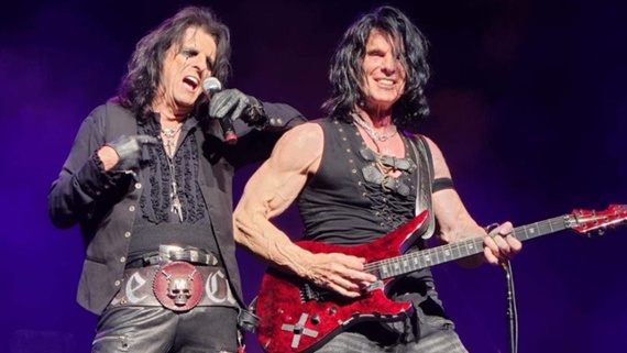 Kane Roberts on rejoining the Alice Cooper band following Nita Strauss's departure, adjusting to a Kemper, and the revival of his fabled machine gun guitar