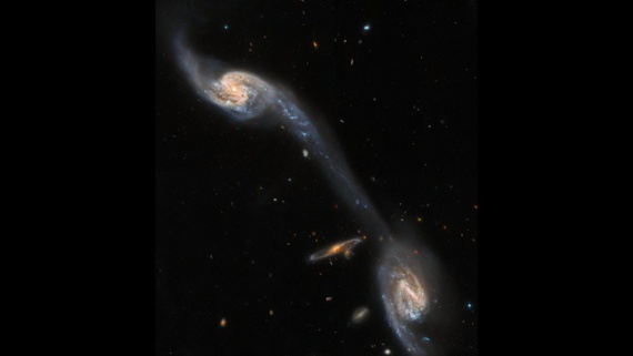 Hubble telescope spies stunning intergalactic star bridge