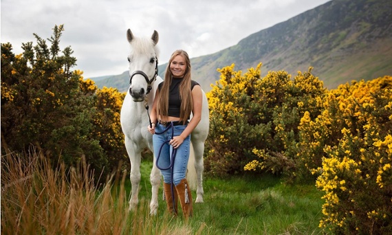 How I take fine-art photographs of horses with this simple camera setup