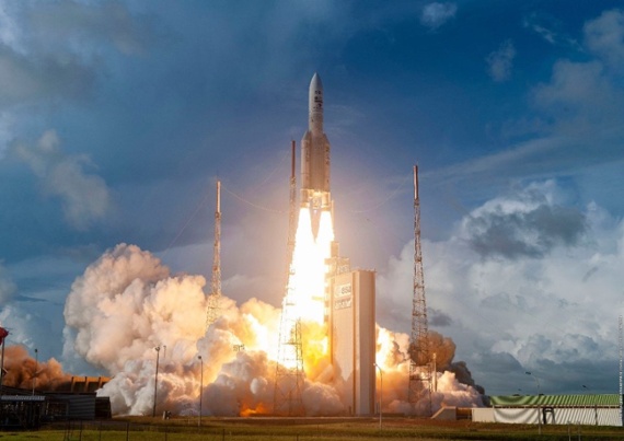 Ariane 5 rocket launches 3 satellites to orbit (video)