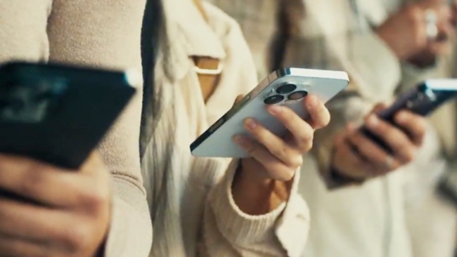 Samsung ad roasts Apple's lack of iPhone innovation