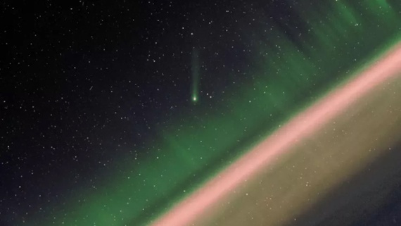 Comet Leonard shines amid aurora and meteor shower in stunning footage by Chinese spacecraft