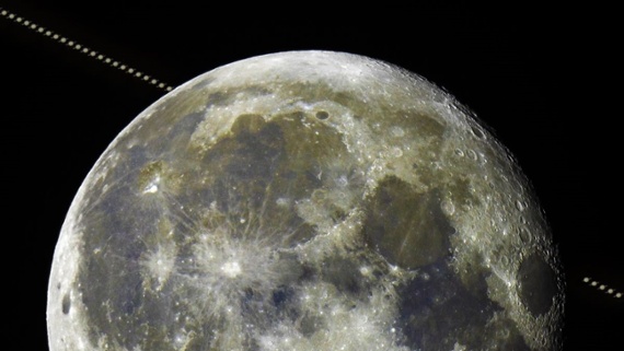 Astrophotographer captures Saturn behind the moon