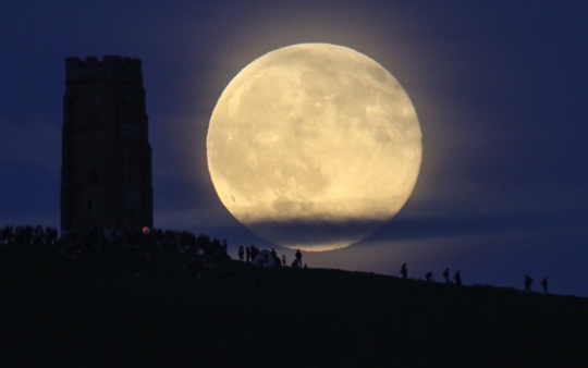 How to photograph the 'supermoon' full moon tonight