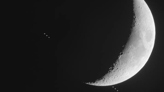 Saturn disappears behind the moon in stunning photo