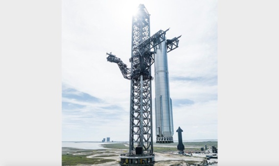 SpaceX lifts 33-engine Starship Super Heavy booster onto launch pad (photo)