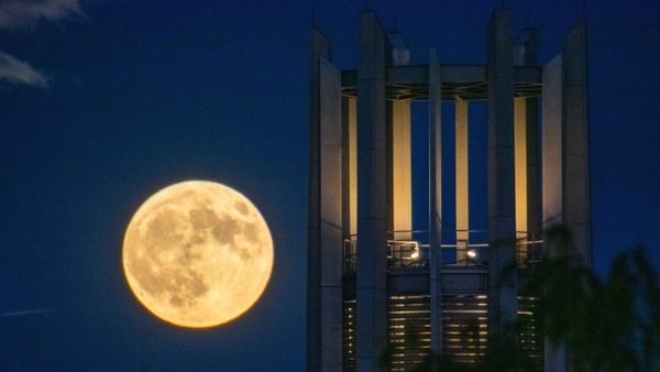 Harvest Moon Supermoon lunar eclipse delights skywatchers