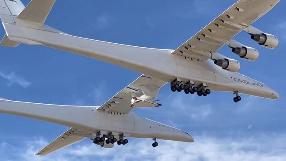 Stratolaunch's huge Roc plane flies with hypersonic vehicle