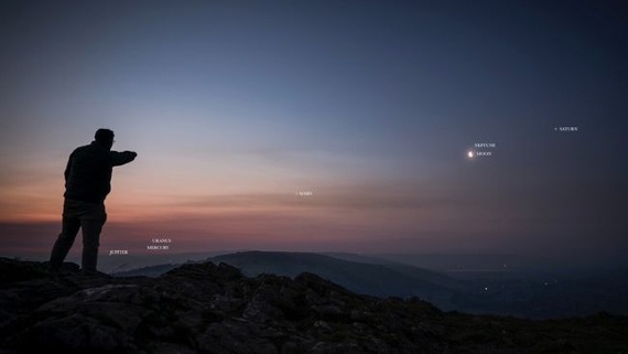 Astrophotographer captures planetary parade