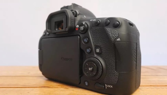 Save $320 on the Canon 6D Mark II and lens