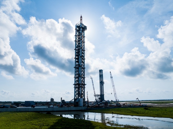 SpaceX stacks 2nd Starship launch tower in Texas (photos)