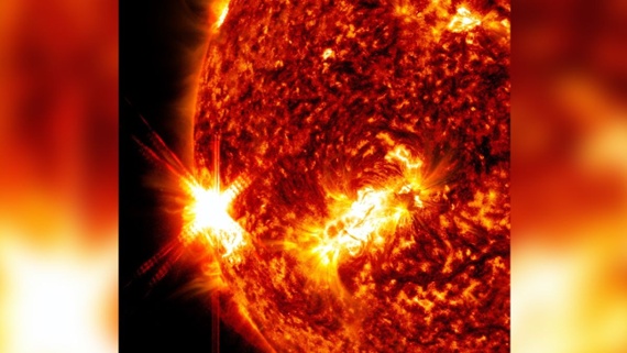 Huge solar flare erupts from 'hyperactive' sunspot
