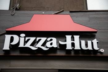 A Pizza Hut restaurant in New York, US, on Monday, Oct. 30, 2023. Yum! Brands Inc. is scheduled to release earnings figures on November 1. Photographer: Michael Nagle/Bloomberg via Getty Images