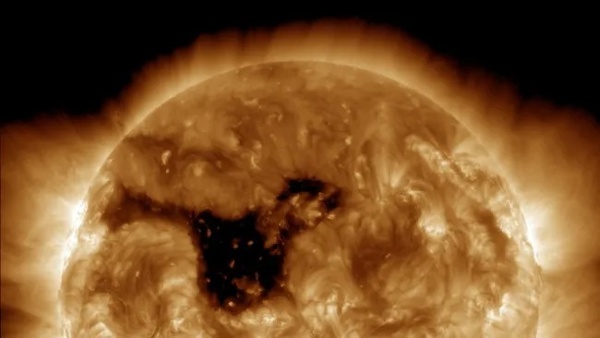 500,000-mile 'hole' in the sun's aims solar wind at Earth