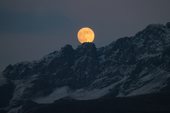 Rare Mars eclipse by the full moon wows stargazers