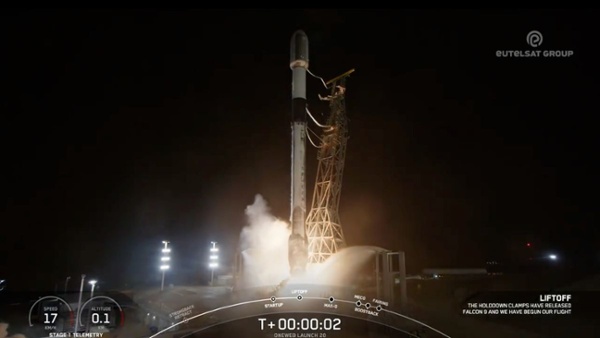 SpaceX launches 20 Eutelsat OneWeb broadband satellites