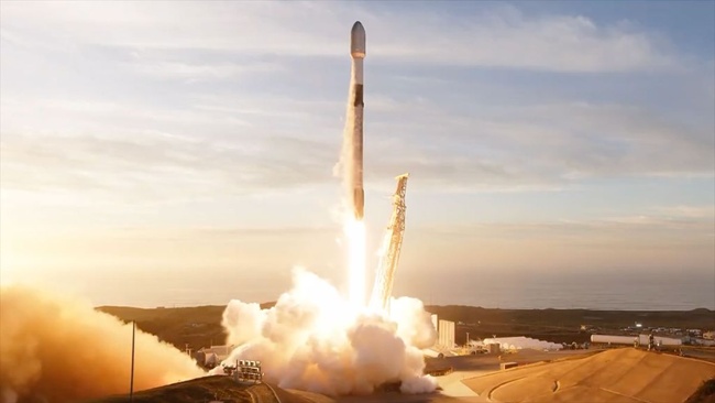 SpaceX launches 22 Starlink satellites from California