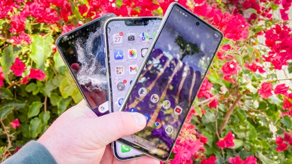 iPhone 14 vs. Galaxy S22 vs. Pixel 7 — which phone has the best display?