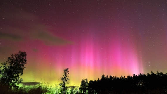 Auroral substorm sparks stunning northern lights