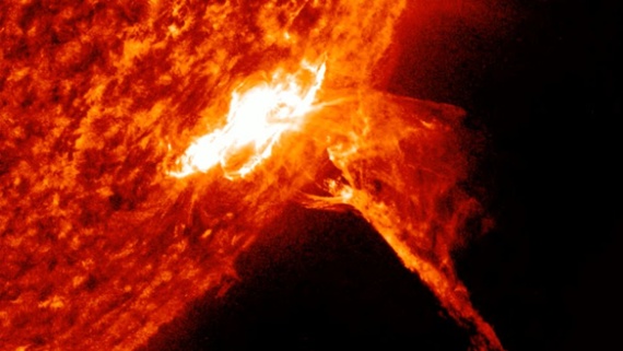 Watch the sun spit out colossal plasma plume (video)