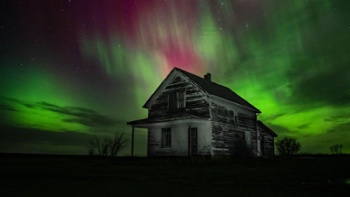 Stunning northern lights from intense solar storms thrill stargazers (photos)