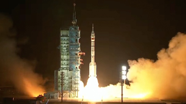 China launches crew of 3 to Tiangong space station (video)