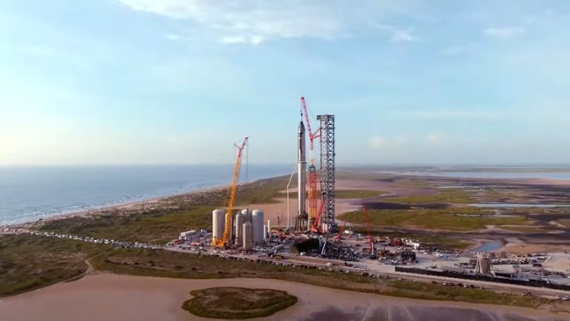 Fly around SpaceX's giant Starship rocket in this stunning drone video