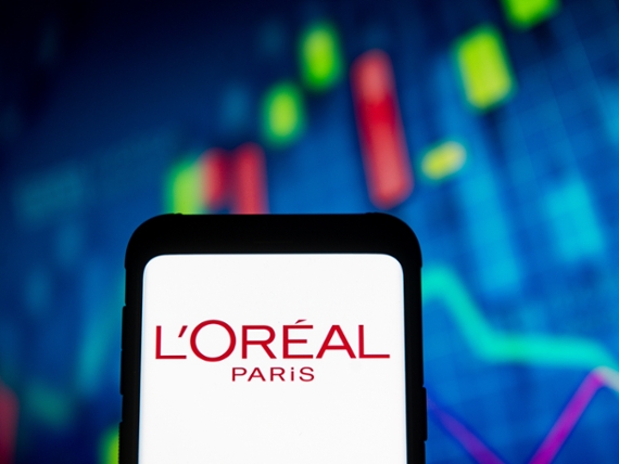 POLAND - 2020/03/23: In this photo illustration a L'oreal Paris logo seen displayed on a smartphone.
A stock market chart is being displayed as the background. (Photo Illustration by Mateusz Slodkowski/SOPA Images/LightRocket via Getty Images)